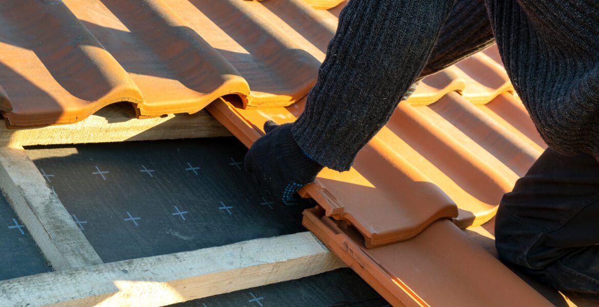 Jules Travaux - Entreprise de couverture et de charpente à Coutras en Gironde - Services de couverture aux particuliers et professionnels de Gironde : nettoyage de toiture, démoussage de toiture, hydrofuge de toiture, pose de tuiles, dépose de tuiles, rénovation toiture, réparation toiture, réparation fuite toiture, pose de charpente, pose de cache-moineaux, pose de zinguerie et pose de gouttières. Interventions rapides et urgences toiture à Coutras et en Gironde.