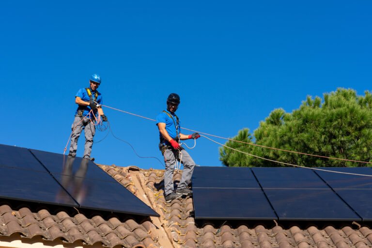 Jules Travaux - Entreprise de couverture et de charpente à Coutras en Gironde - Services de couverture aux particuliers et professionnels de Gironde : nettoyage de toiture, démoussage de toiture, hydrofuge de toiture, pose de tuiles, dépose de tuiles, rénovation toiture, réparation toiture, réparation fuite toiture, pose de charpente, pose de cache-moineaux, pose de zinguerie et pose de gouttières. Interventions rapides et urgences toiture à Coutras et en Gironde.