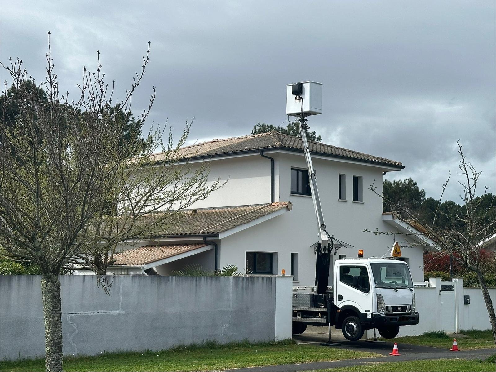 Nettoyage hydrofuge toiture Coutras Gironde - nacelle Jules Travaux mars 2025